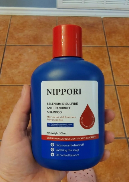 Frasco NIPPORI sobre piso de baldosas